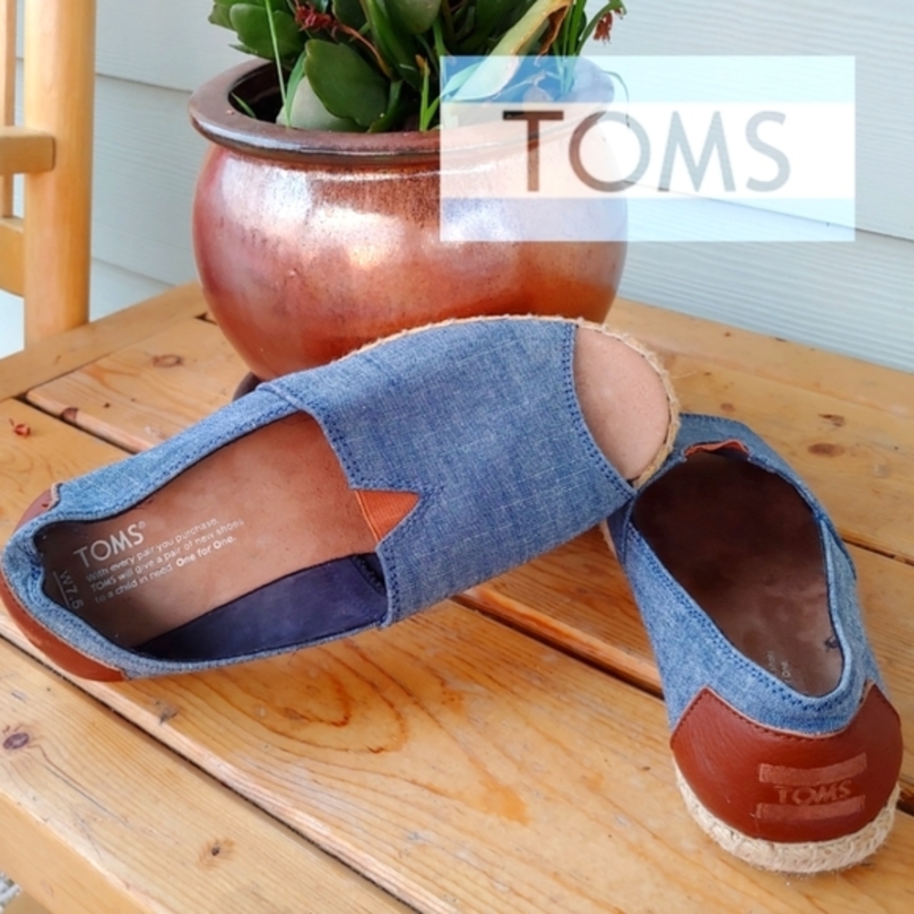 TOM'S Women's Chambray Open Toe Alpargatas, Size 7.5 W
